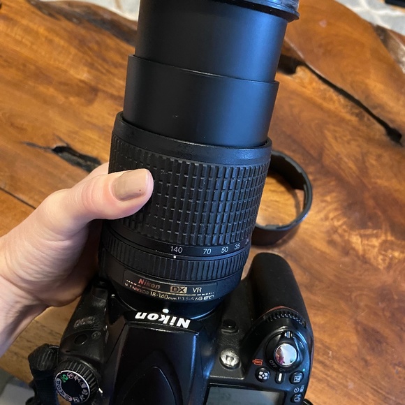 Nikon D90 DSLR camera with 18 - 140 mm  VR zoom lens - Picture 2 of 7